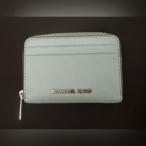 MICHAEL KORS- JET SET TRAVEL ZIP AROUND CARD CASE WALLET- PALE
BLUE